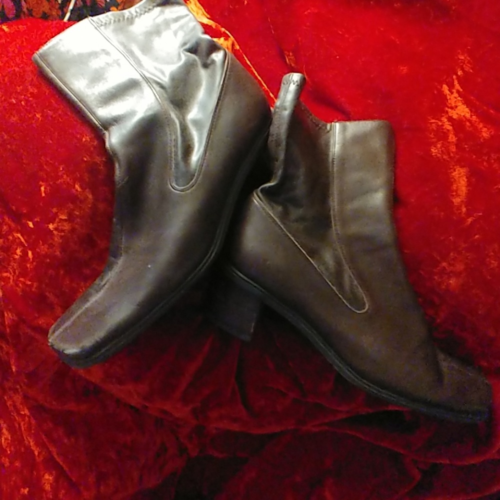 Cute Dark Brown Enzo Angilolini Pull On 👢 Boots